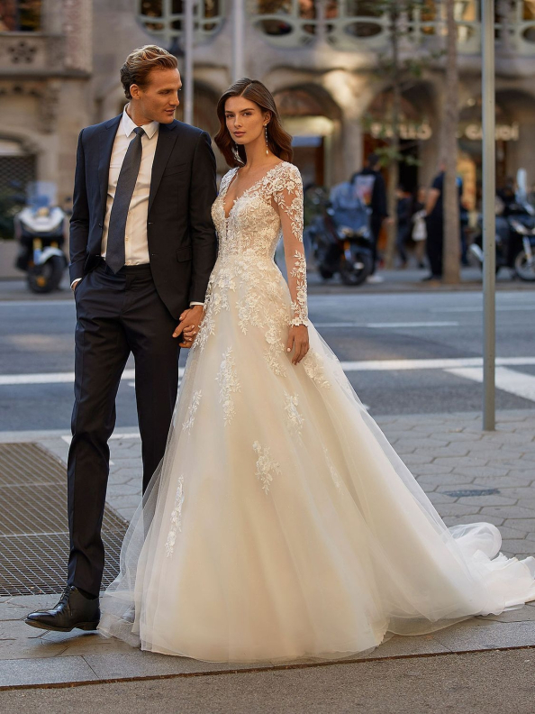 Wedding dress Rosa Clará Luna Novias Tevan 2023